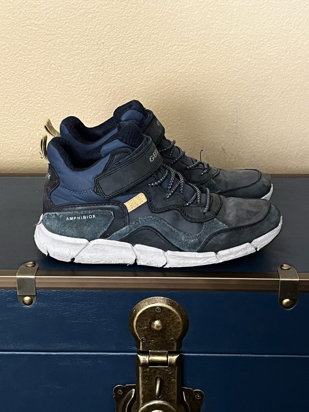 GEOX Suede Waterproof Breathable Kids Sneaker Booties Big Boy size 3.5 US /35 EU